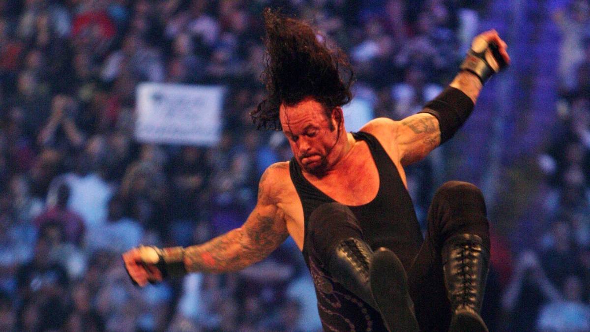 Wenn es darauf ankommt, muss auch ein Mythos mal durch die Luft segeln - beeindruckend für einen 130-Kilo-Mann, der da schon ein gutes Stück über 40 war