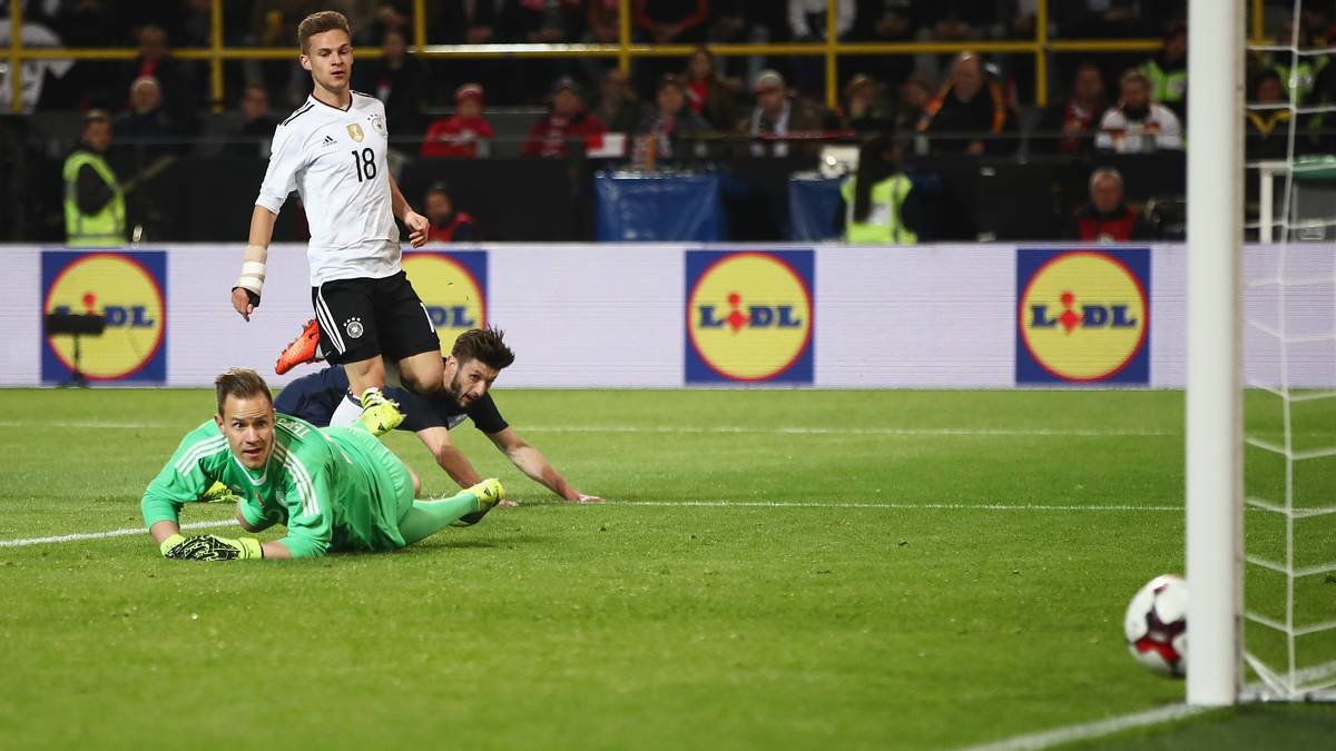 Das DFB-Team im Glück: Adam Lallana läuft in der 31. Minute allein auf ter Stegen zu - und schießt den Ball vorbei am deutschen Schlussmann. Doch die Kugel prallt vom Aluminium zurück ins Feld. 