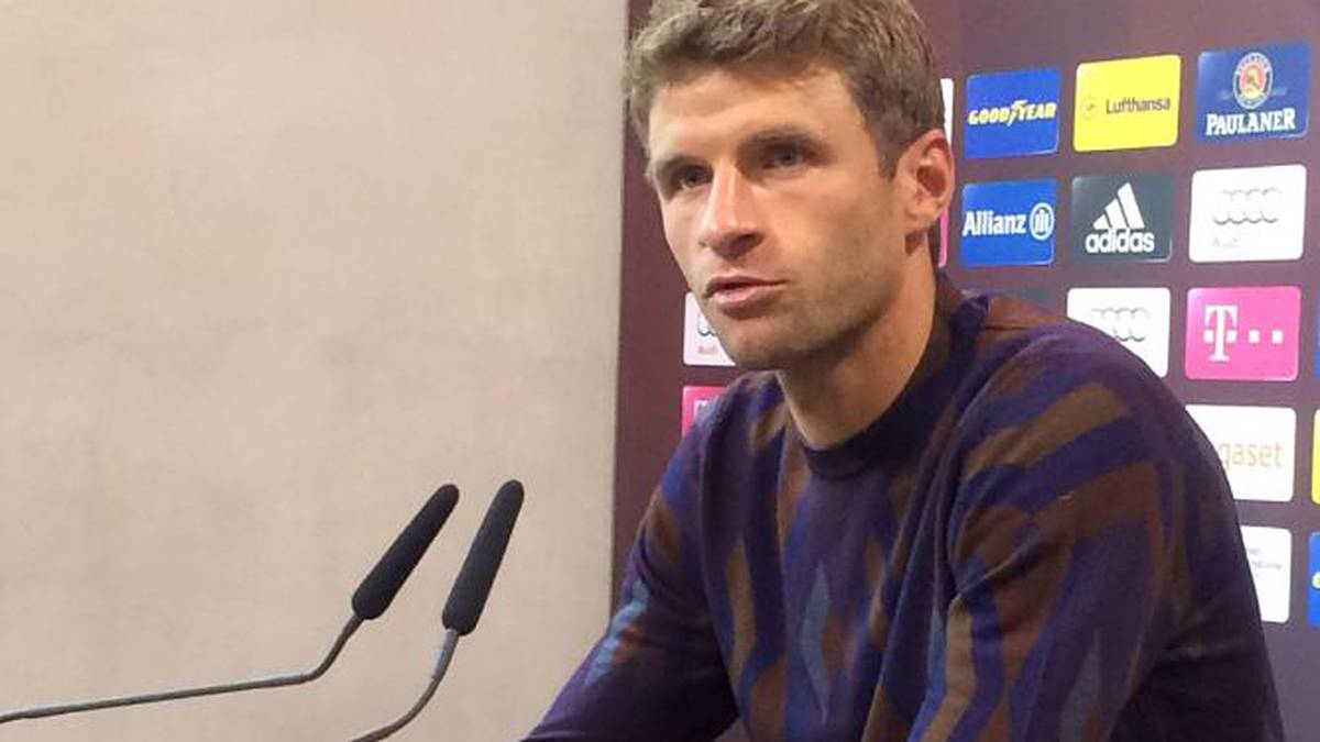 Thomas Müller ist lange Zeit modisch nicht sehr auffällig in Erscheinung getreten - bis sich der Bayern-Angreifer im arg braven Retro-Pulli präsentierte