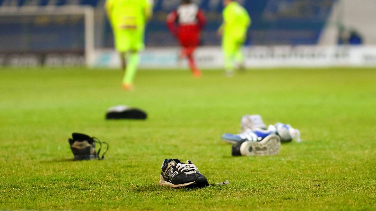 Austria-Fans werfen Schuhe auf Platz