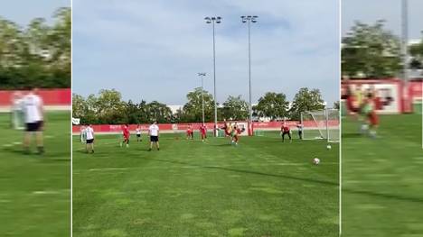 Der Mainzer-Kapitän sorgt für Staunen bei seinen Kollegen, als er im Training zum perfekten Fallrückzieher ansetzt und den Ball sogar im Tor unterbringt.