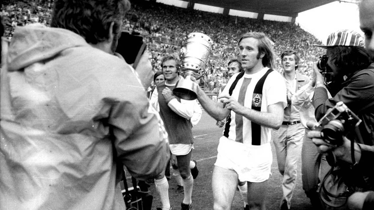 Günter Netzer mit dem DFB-Pokal auf der Ehrenrunde