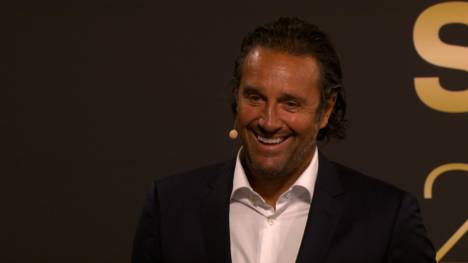 Bayern-Legende Luca Toni hält anlässlich der Verleihung des Goldenen Schuhs an Harry Kane die vielleicht witzigste Laudatio des Jahres.