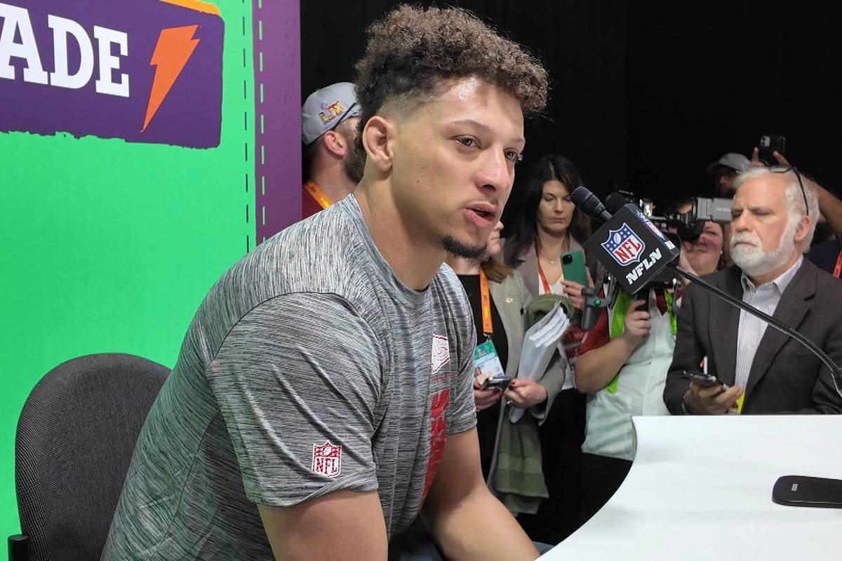 Patrick Mahomes zeigt sich nach der Niederlage im Super Bowl niedergeschlagen und selbstkritisch. Meine seinen beiden Turnovern in der ersten Halbzeit, habe er den Philadelphia Eagles 14 Punkte geschenkt, so der Chiefs-Quarterback.