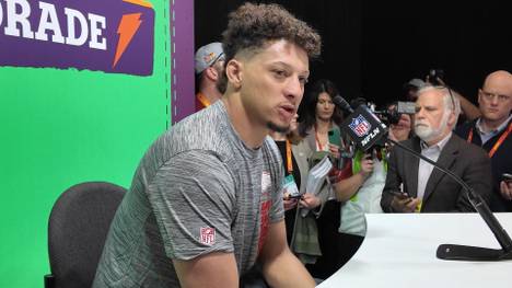 Patrick Mahomes zeigt sich nach der Niederlage im Super Bowl niedergeschlagen und selbstkritisch. Meine seinen beiden Turnovern in der ersten Halbzeit, habe er den Philadelphia Eagles 14 Punkte geschenkt, so der Chiefs-Quarterback.