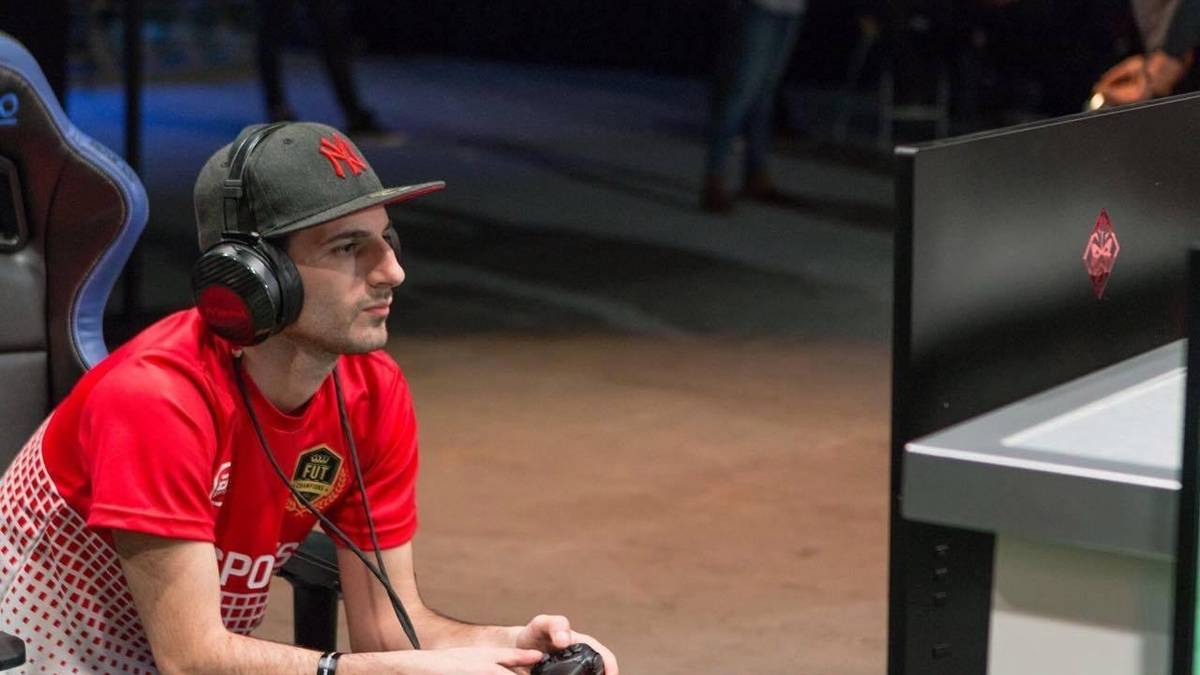 Platz 11 - Erhan "Dr.Erhano" Kayman (PS4/2350 Punkte): Profispieler für den VfB Stuttgart und passionierter Youtuber. Auch er ist Teil der eNationalmannschaft und spielt bisher eine stabile Saison 