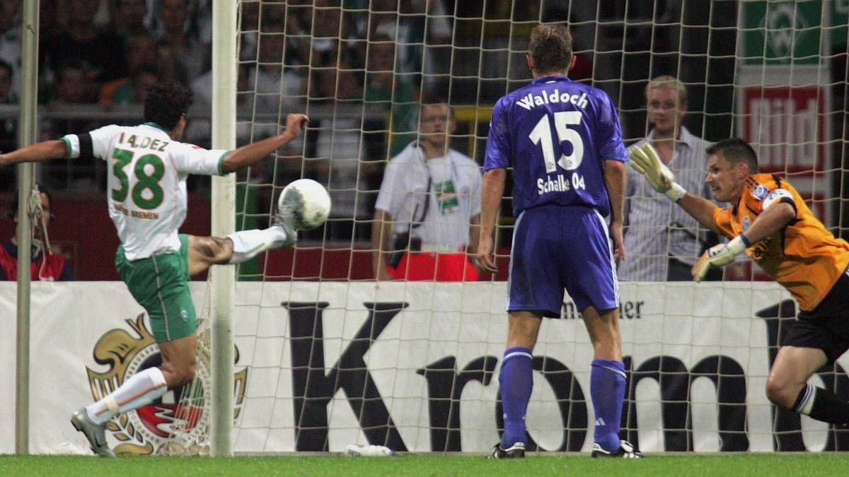 Das erwartete Spitzenspiel entschädigt für die Wartezeit nur bedingt. Lange plätschert das Spielgeschehen vor sich hin, ehe Nelson Valdez doch noch den unerwarteten Bremer Führungstreffer markiert - und so zum Held des Abends aufsteigt 