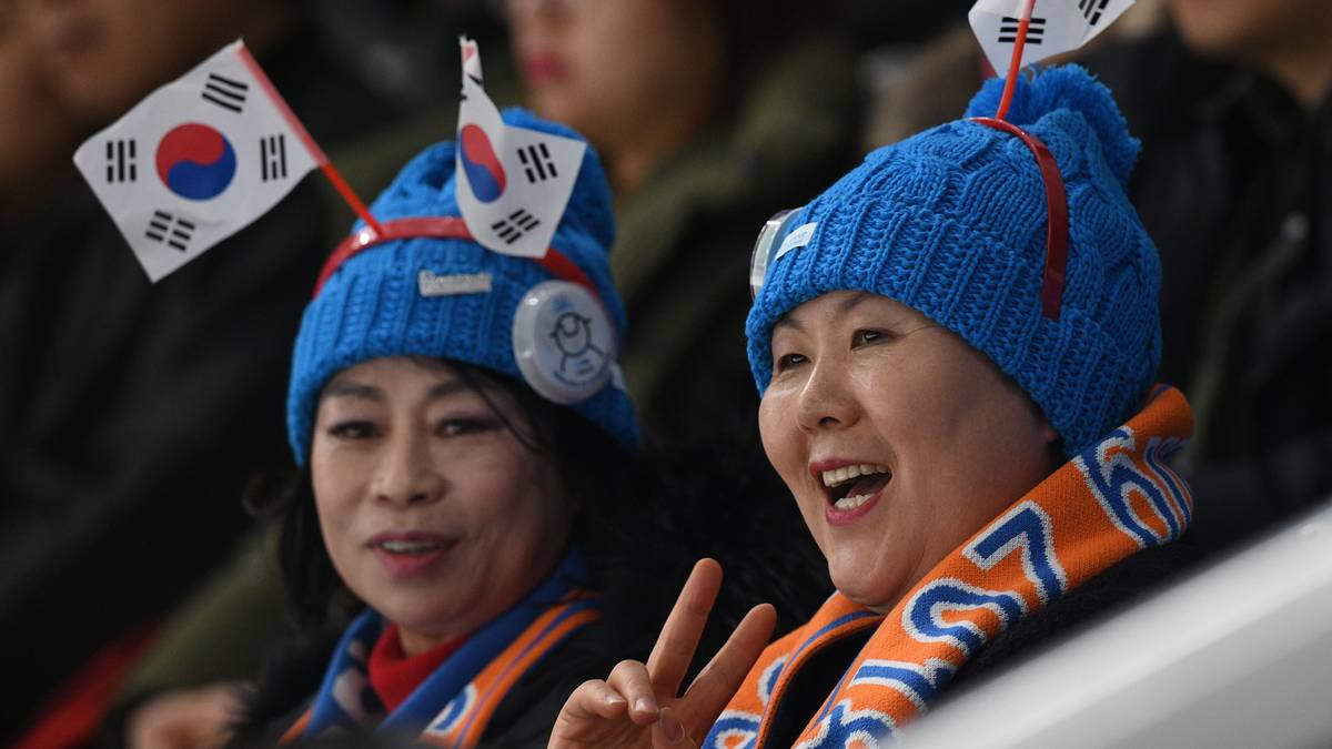 Bei den Südkoreanerinnen gibt es derweil kuriosen Kopfschmuck zu bestaunen