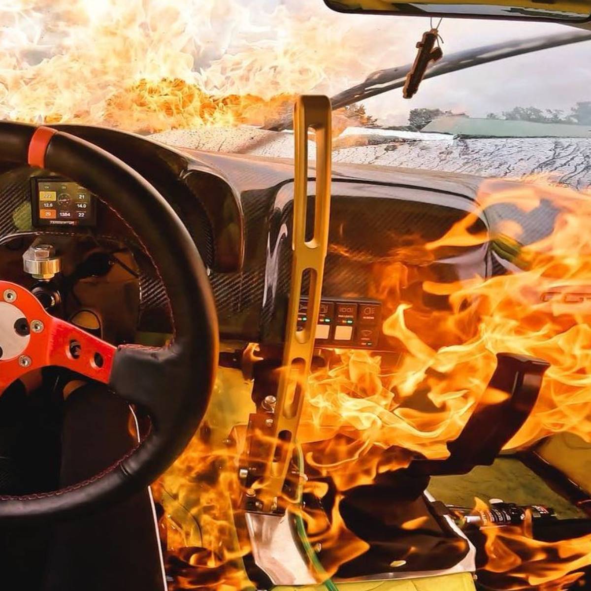 Rennfahrerin in Feuer-Hölle! Wagen geht in Flammen auf