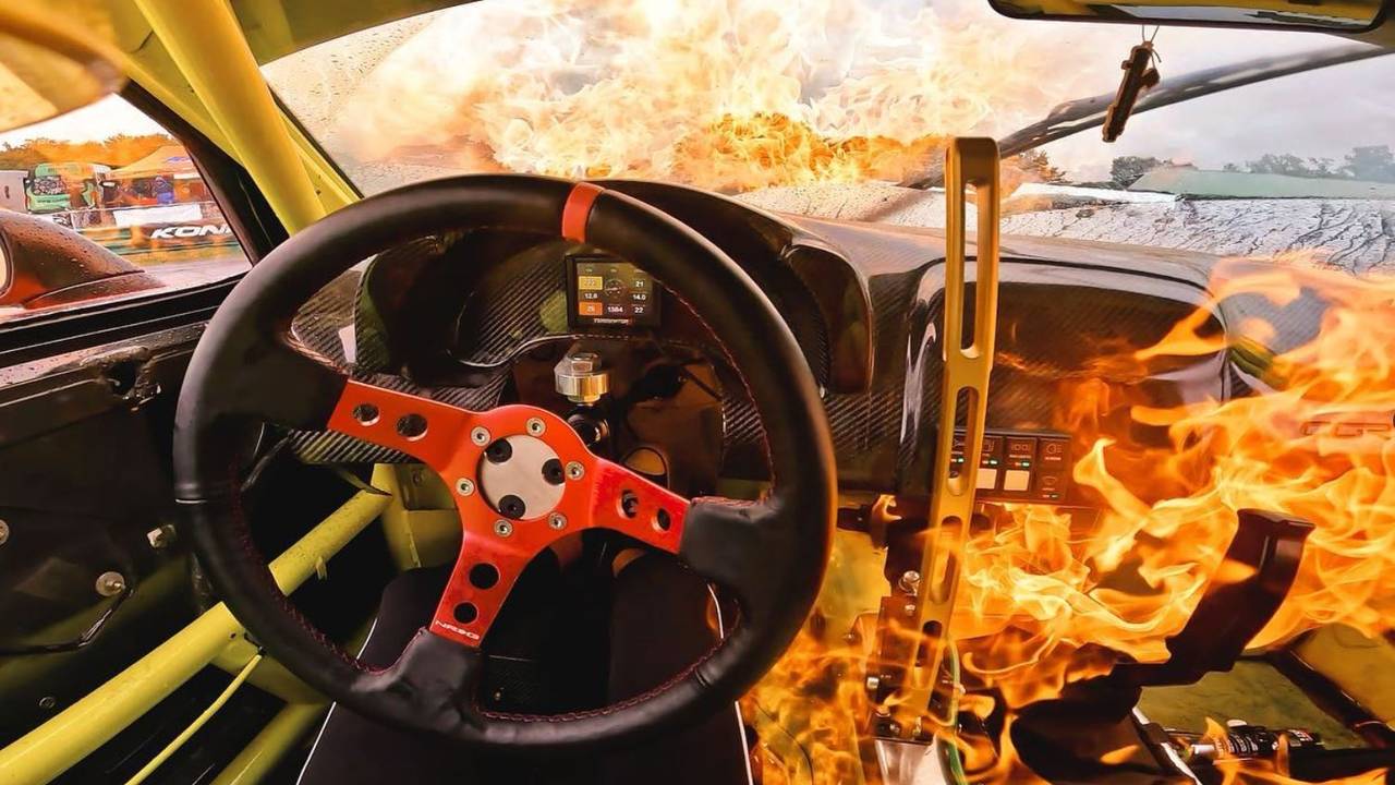 Rennfahrerin Collete Davis in Feuer-Hölle bei Drift-Event in Virgina, USA