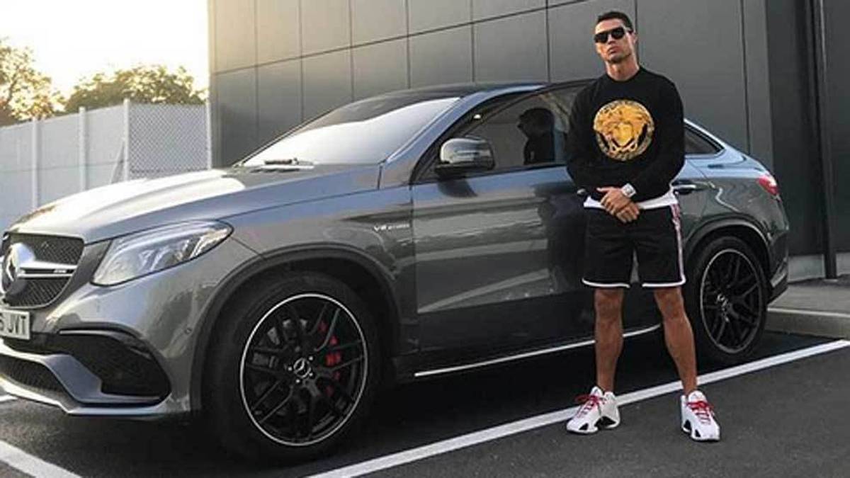 Cristiano Ronaldo verdient bei seinem Arbeitgeber Juventus Turin 31 Millionen Euro netto pro Jahr. Davon kann man sich schon einmal die eine oder andere teure Karosse gönnen. Hier präsentiert der 33-Jährige seinen etwa 150.000 Euro teuren Mercedes-AMG GLE Coupe 63 S. Er nennt ihn liebevoll "Bestie"