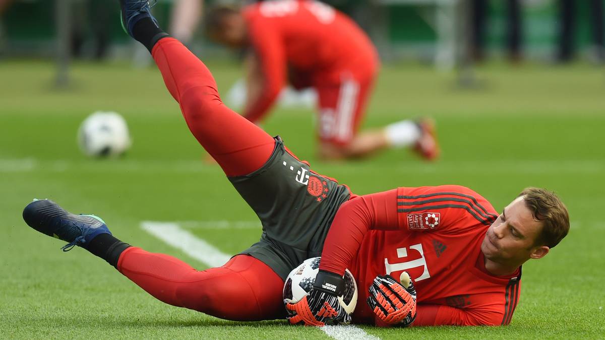 Für Manuel Neuer gibt es beim Aufwärmen Sonder-Applaus. Der Welttorhüter schafft es nach langer Verletzungspause zurück in den Kader. Ein Startelf-Einsatz kommt für den 32-Jährigen allerdings zu früh