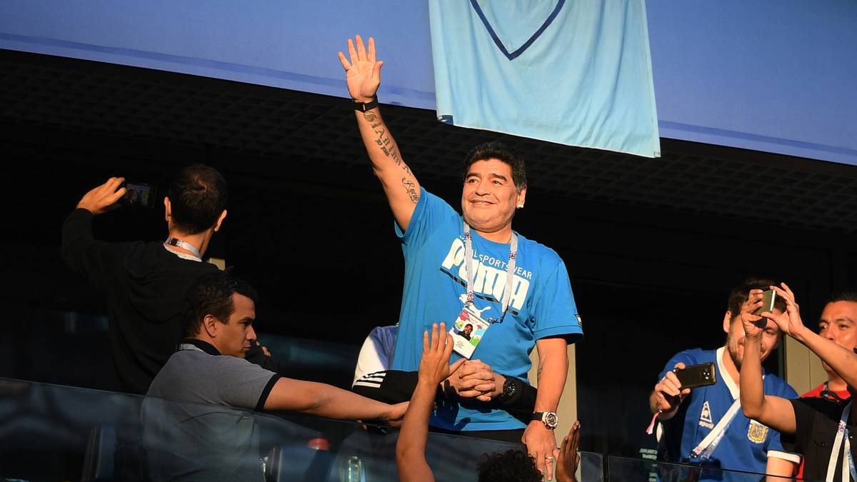 Argentiniens Fußball-Legende Diego Maradona durchlebt beim Spiel Argentinien-Nigeria eine Achterbahn der Gefühle. Vor dem Anpfiff ist alles noch gut
