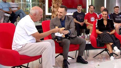 Der Doppelpass diskutiert die vergebene Großchance von Hoffenheims Fisnik Asllani gegen den FC Bayern. Mario Basler hat dazu eine klare Meinung und muss für seine Ausführungen direkt ins Phrasenschwein zahlen - tut das aber nur widerwillig.