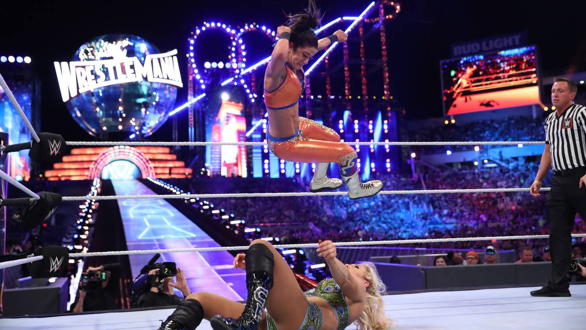 Am Ende sind Publikumsliebling Bayley und Charlotte übrig - und mit einem Elbow vom obersten Seil macht Bayley den Sack zu, wie einst ihr großes Idol, der verstorbene "Macho Man" Randy Savage