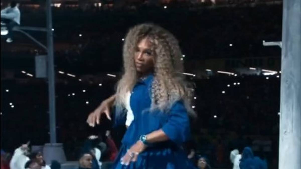 Sie trug einen kurzen blauen Faltenrock, dazu eine passende Jacke und Sneaker und shuffelte zum SZA-Song