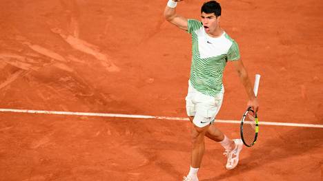 Alcaraz gewinnt in drei Sätzen gegen Tsitsipas