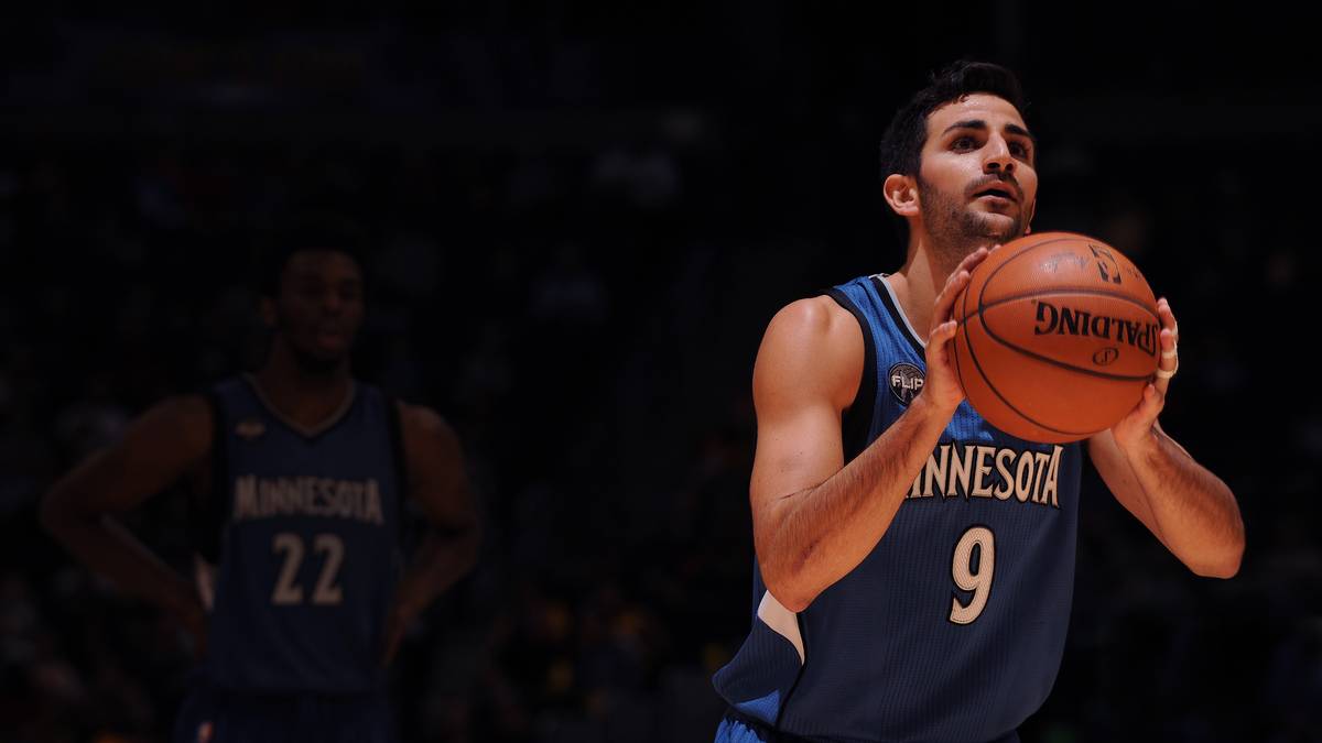 Ricky Rubio von den Minnesota Timberwolves stellt Andrew Wiggins beim Freiwurf in den Schatten. Von der Statistik her liefert Wiggins mit 22 Punkten aber die bessere Leistung ab