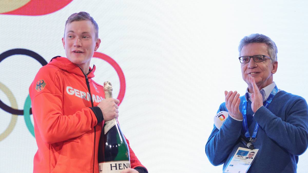 Auch er bekommt für seinen dritten Platz natürlich eine Sektflasche ...