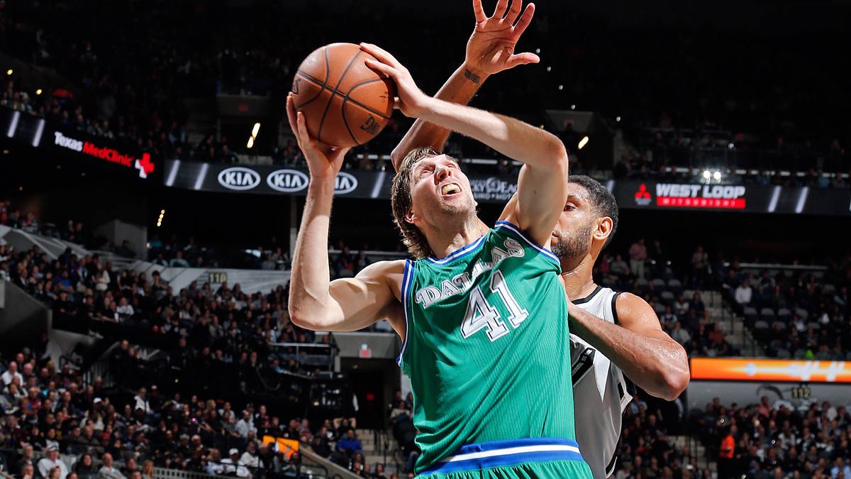 In San Antonio treffen Dirk Nowitzki (v.) und Tim Duncan bereits zum insgesamt 90. Mal in einem direkten Duell aufeinander - so oft wie keine anderen beiden aktiven Spieler. Auf so niedrigem Niveau wie diesmal bewegen sich die beiden Altstars vorher aber selten