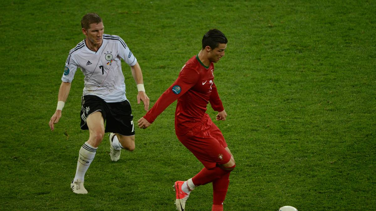 Die meisten Einsätze bei EM- und WM-Endrunden zusammen (38 - gleichauf mit Ex-DFB-Kapitän Bastian Schweinsteiger)