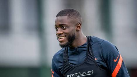 Aufgrund einer kuriosen Vertragskonstellation startet Dayot Upamecano sein Training für die neue Saison nicht beim neuen Arbeitgeber FC Bayern, sondern noch einmal in Leipzig. 