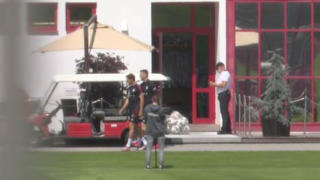 Der FC Bayern München hat seinen achten Meistertitel in Serie vorzeitig eingetütet. Die Spieler wurden von den Mitarbeitern jubelnd empfangen und sowohl Niklas Süle als auch Philippe Coutinho feierten zudem ihr Comeback auf dem Rasen.