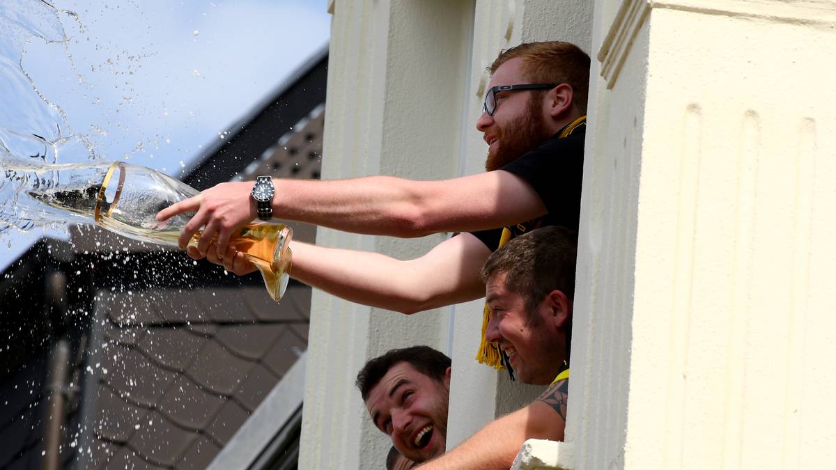 ...andere versuchen es mit Bier. Das Weißbier-Glas erinnert jedoch eher an München als an Dortmund