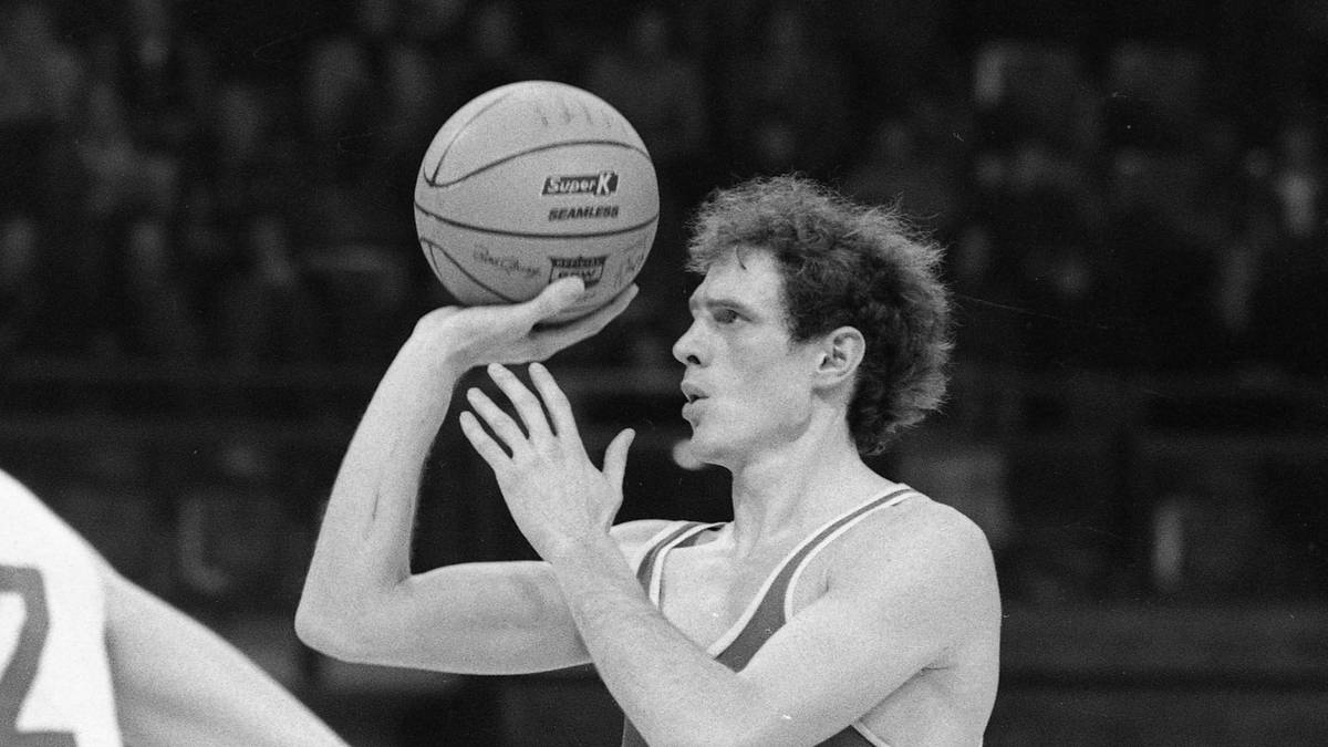 USC HEIDELBERG: Der USC war in den 1950er-Jahren die führende Basketball-Mannschaft in der BRD. In dieser Zeit gelangen drei Meisterschaften, in den Jahrzehnten darauf (bis in die 70er) sechs weitere. 1980 stieg Heidelberg aus der Bundesliga ab. Nach zweifachem Aufstieg und Wiederabstieg verblieb man in der 2. Liga - bis heute