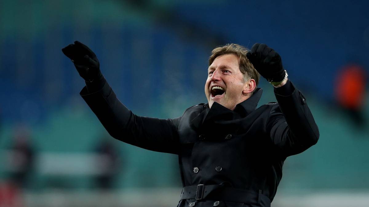 Vielleicht auch der Knackpunkt bei RALPH HASENHÜTTL? Der Österreicher ist einer der prominentesten deutschsprachigen Name, der aktuell auf dem Markt ist. Allerdings erklärte er noch im Mai, dass er sich noch nicht bereit für die Aufgabe beim FC Bayern fühle, da ihm unter anderem die internationale Erfahrung fehle