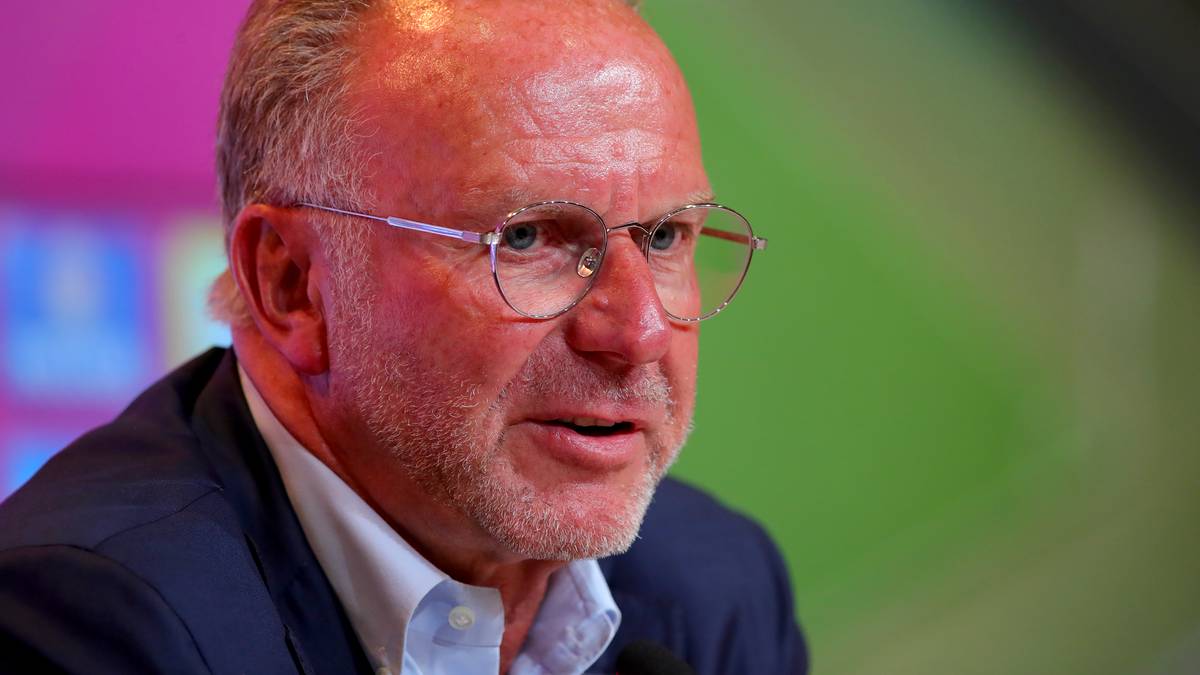 Man suche noch einen Spieler für die Außenbahn, werde jedoch "abwarten müssen, wie sich die Dinge entwickeln", sagt Rummenigge, stellt aber zugleich klar: "Wir sind bereit!"