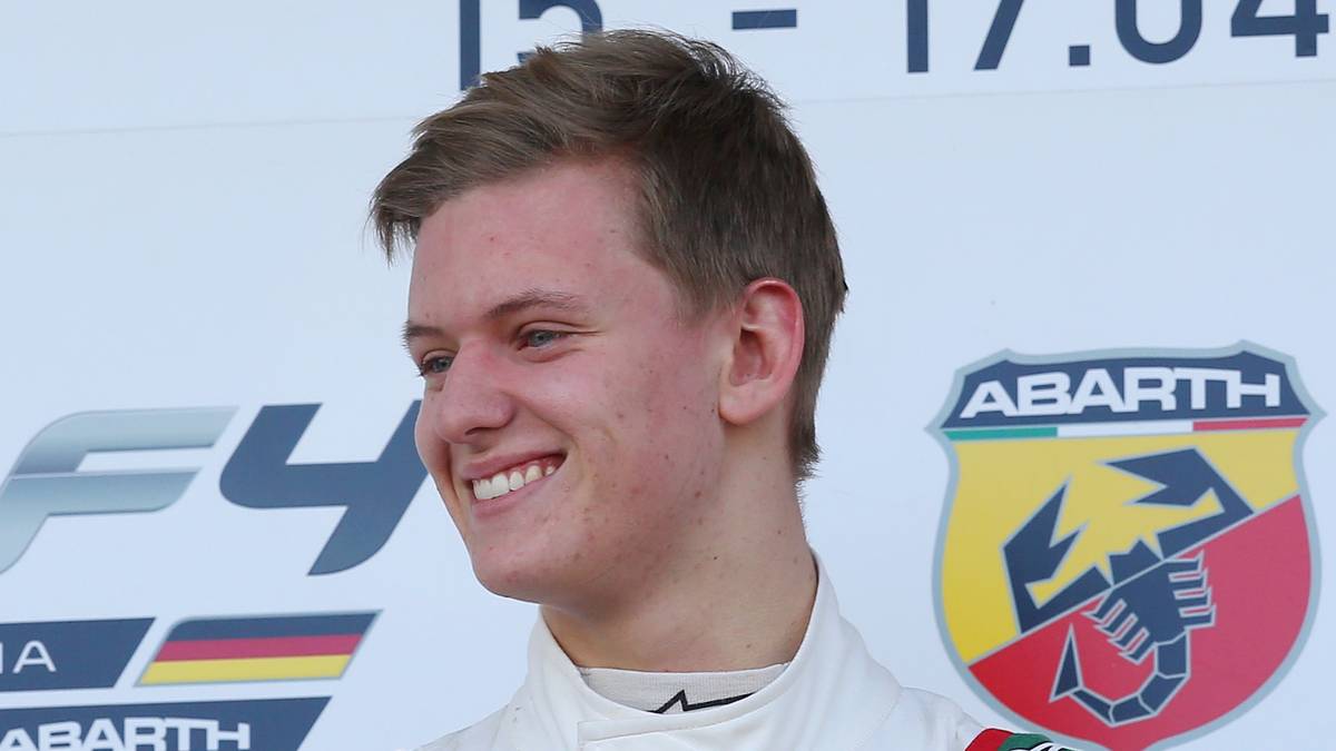 Zu Ehren seines Vaters findet das Match statt: Mick Schumacher. Der Sohn des siebenmaligen Weltmeisters Michael startet in den Formel-4-Meisterschaften Deutschlands und Italiens