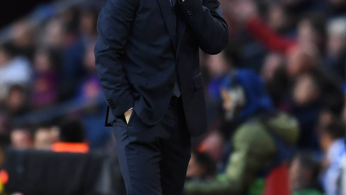 Online erinnert das Blatt derweil an einen anderen schwarzen Tag in Reals Geschichte: "Neun Jahre nach dem 5:0 gegen Mourinhos Madrid trifft Barca erneut fünfmal. Diesmal traf es Lopetegui, der mit dem 1:5 wahrscheinlich sein Todesurteil unterschrieben hat"