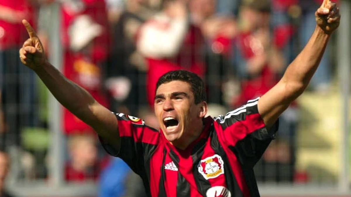 LÚCIO: Der Brasilianer bleibt zwar nur drei Jahre, bevor er zum FC Bayern wechselt, doch diese drei Jahre hinterlassen mächtig Eindruck. Unvergessen sind seine dynamischen Offensivläufe. Lúcio erzielt in 122 Pflichtspielen für Bayer für einen Innenverteidiger überragende 21 Tore. Darunter ein ganz Besonderes...