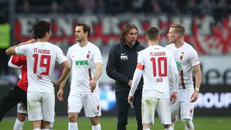 Bundesliga: Augsburg - Leverkusen LIVE im Stream & Liveticker - Der FC Augsburg und Martin Schmidt feiern den Sieg bei Eintracht Frankfurt