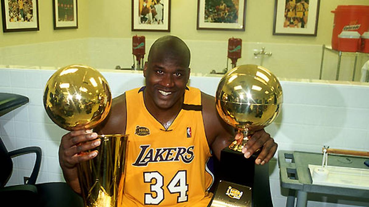 Bereits vor einiger Zeit wird ihm eine große Ehre zuteil: Die L.A. Lakers hängen das Trikot von "The Big Aristotle" unter die Hallendecke des Staples Center, seine Nummer 34 wird nie mehr vergeben. Damit ist er in einer Reihe mit weiteren Legenden wie Magic Johnson und Kareem Abdul-Jabbar