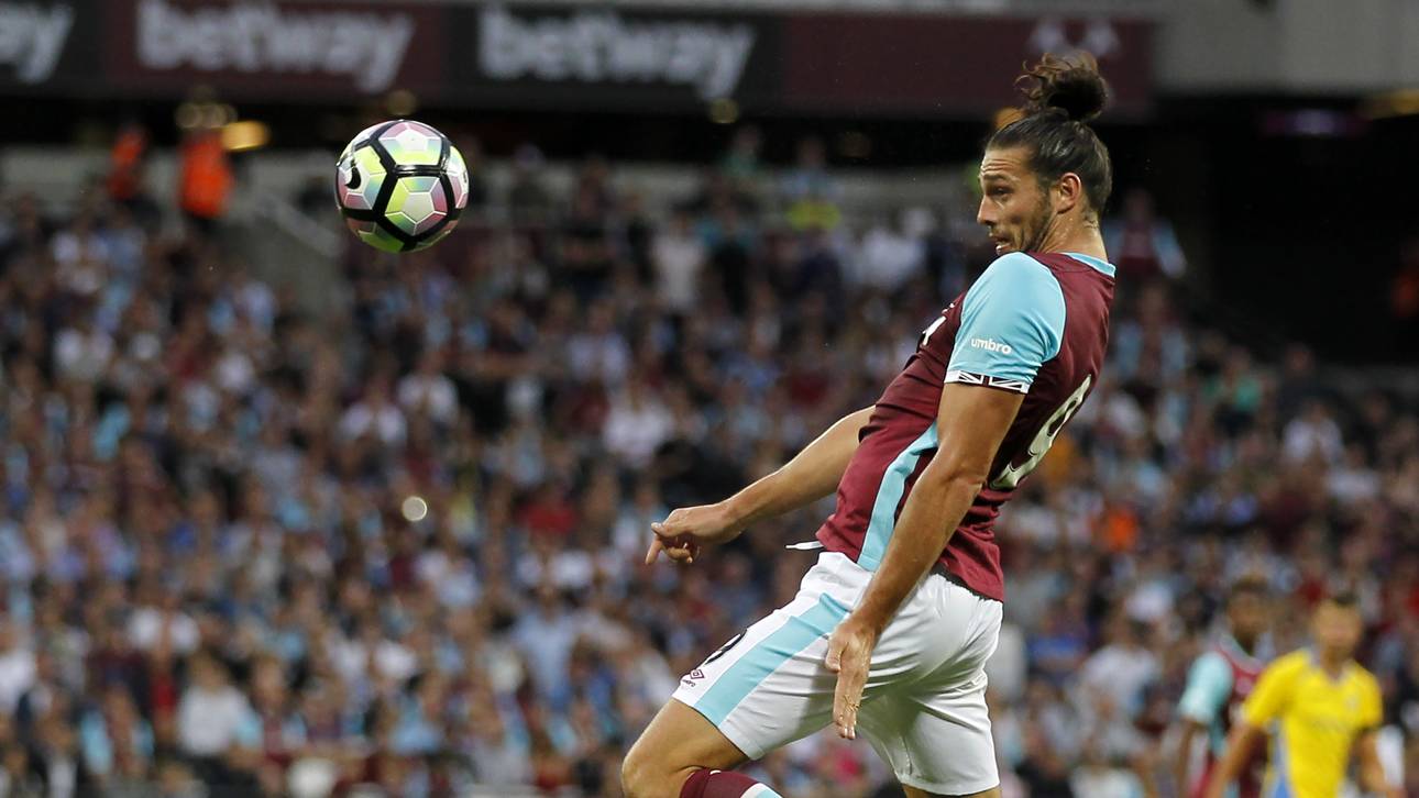 Stürmer Carroll mit Pistole bedroht