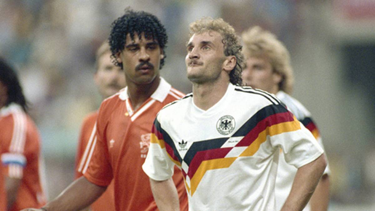 24. Juni 1990 in Mailand: Im WM-Achtelfinale spuckt Frank Rijkaard Rudi Völler an