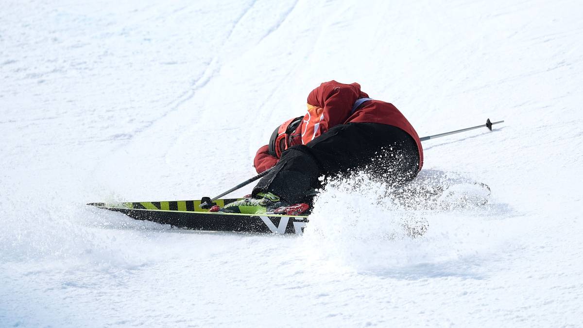 Der am Elftplatzierte des Finals krümmt sich vor Schmerzen am Boden