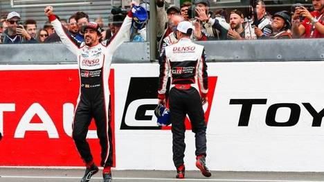 Fernando Alonso freut sich über seinen Sieg in Le Mans