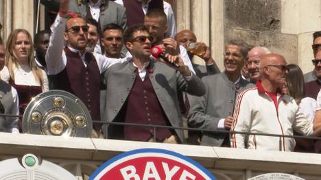 Thomas Müller verabschiedet sich auf der Meisterfeier bei den Bayern-Fans. Anschließend stimmt er mit Harry Kane ein Ständchen an.