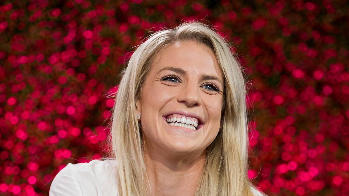 Schlechte Nachrichten für die Männer-Welt: Johnston befindet sich in einer Beziehung mit dem Philadelphia-Eagles-Tight-End Zach Ertz. Im Februar verlobten sich die beiden im gleichen Baseball-Stadion, indem sie sich vier Jahre zuvor kennengelernt hatten