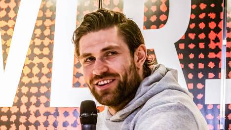 Leon Draisaitl spricht in einer Medienrunde über die bittere Pleite im Finale des NHL Stanley Cups gegen die Florida Panthers.