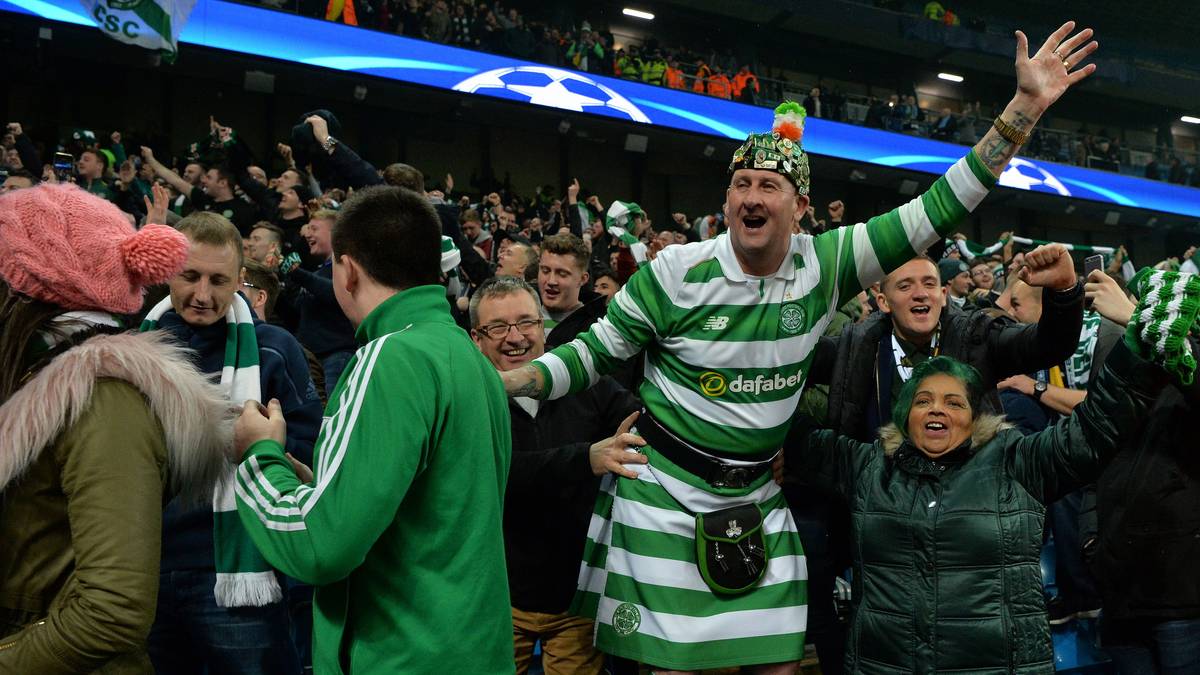 Die Celtic-Fans feiern währenddessen das Unentschieden ihrer Truppe bei ManCity. Dennoch bleiben die Schotten in der Gladbach-Gruppe Letzter