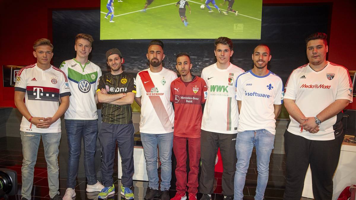 Wie die Profis: Die Jungs posieren für die Kameras.