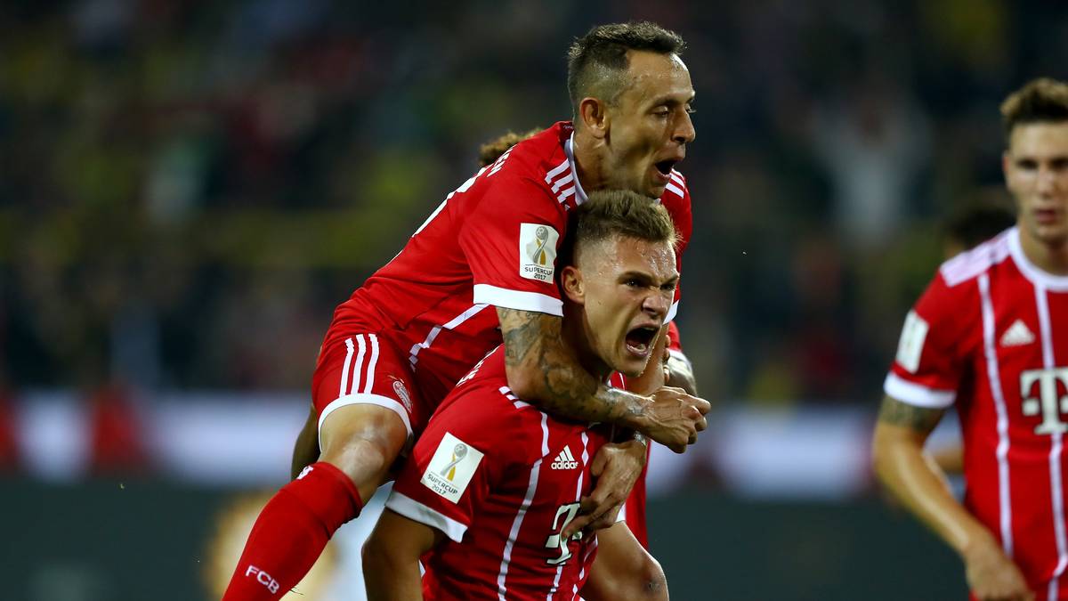 Joshua Kimmich lässt sich feiern, doch nicht er, sondern BVB-Keeper Roman Bürki befördert letztlich den zuvor von Bartra und Piszczek abgefälschten Ball ins eigene Tor