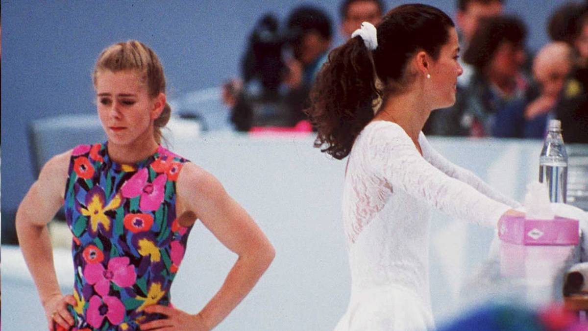 TONYA HARDING - NANCY KERRIGAN: Weit über alle Grenzen der Rivalität hinaus gehen indes die Diskrepanzen zwischen den US-amerikanischen Eiskunstläuferinnen Tonya Harding (links)  und Nancy Kerrigan (rechts), die Mitte der 90er-Jahre im sogenannten "Eisenstangen-Skandal" enden.  Um zu verhindern, dass ihre Rivalin im Olympia-Jahr 1994 an den nationalen Meisterschaften teilnehmen kann, beauftragt Hardings Ehemann am 6. Januar einen Attentäter, der der damals 24-jährigen Kerrigan mit einer Eisenstange derart schwere Verletzungen zufügt, dass sie nicht mehr antreten kann
