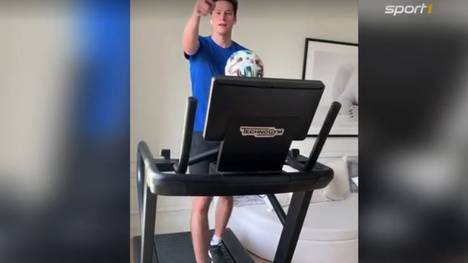 Julian Draxler stellt seiner technischen Fähigkeiten unter erschwerten Bedingungen unter Beweis – und fordert im Anschluss gleich eine ganze Reihe seiner PSG-Teamkameraden heraus.