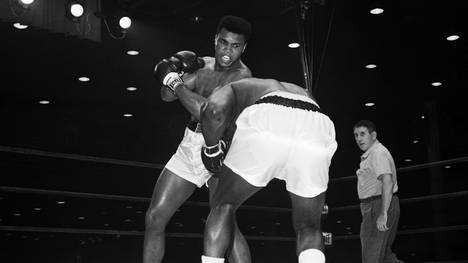 Cassius Clay (später Mohamed Ali, hinten) schlug Sonny Liston völlig überraschend