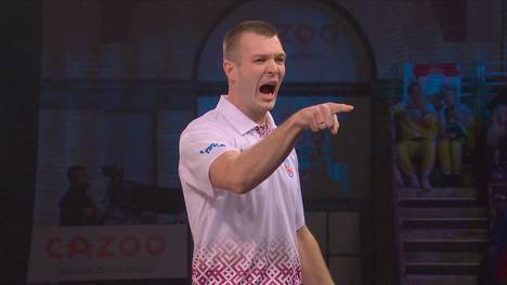 Der Lette Madars Razma hat gegen den Inder Prakash Jiwa zu Beginn noch Schwierigkeiten, zeigt dann aber seine Stärke und steht nun in Runde zwei.